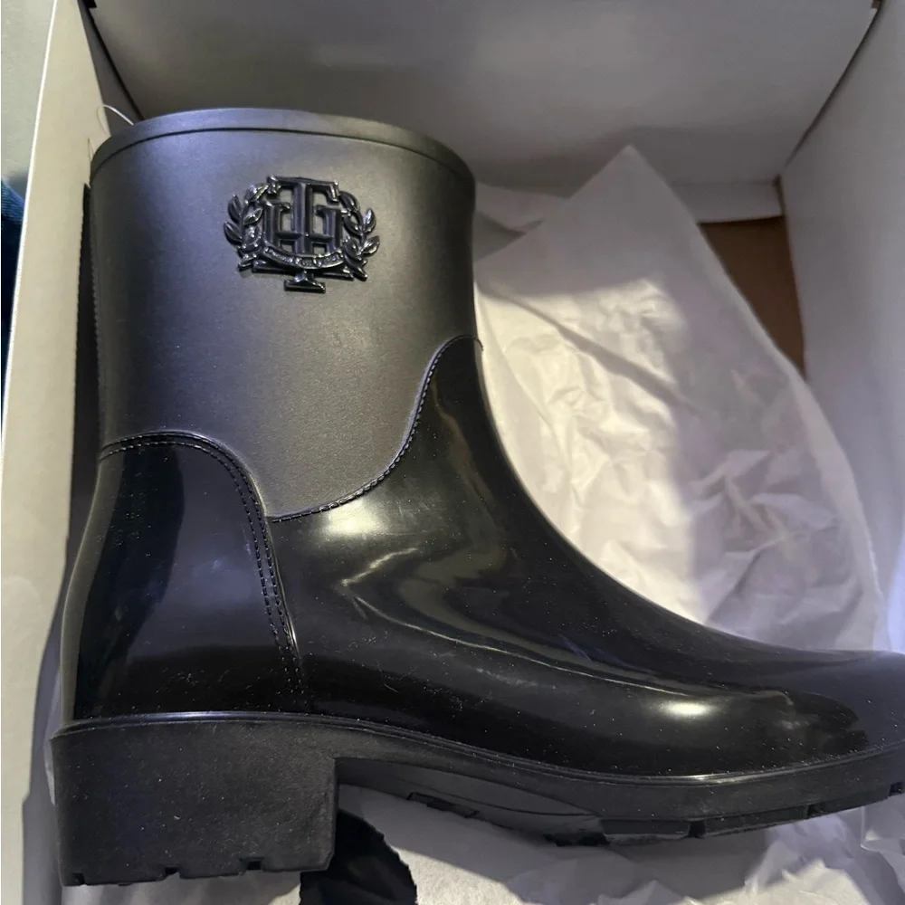 New Tommy Hilfiger Women's Kraig Rain Narrow Boots size 8